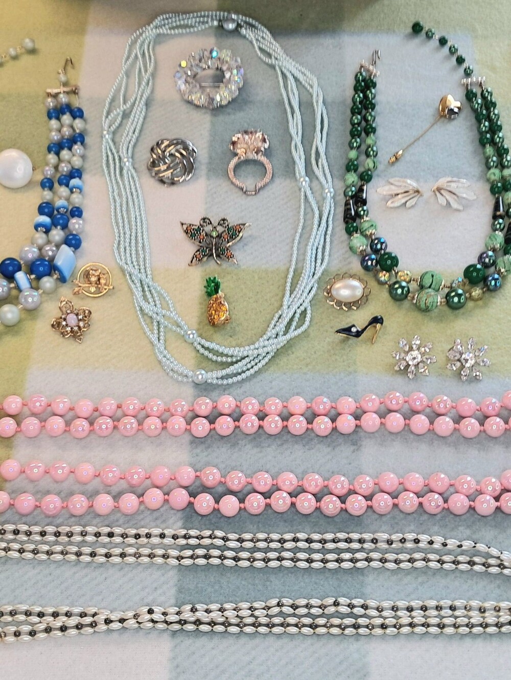 Vintage Costume Jewelry Lot Of Beaded Necklaces Rhinestone Brooches & Clip Ons